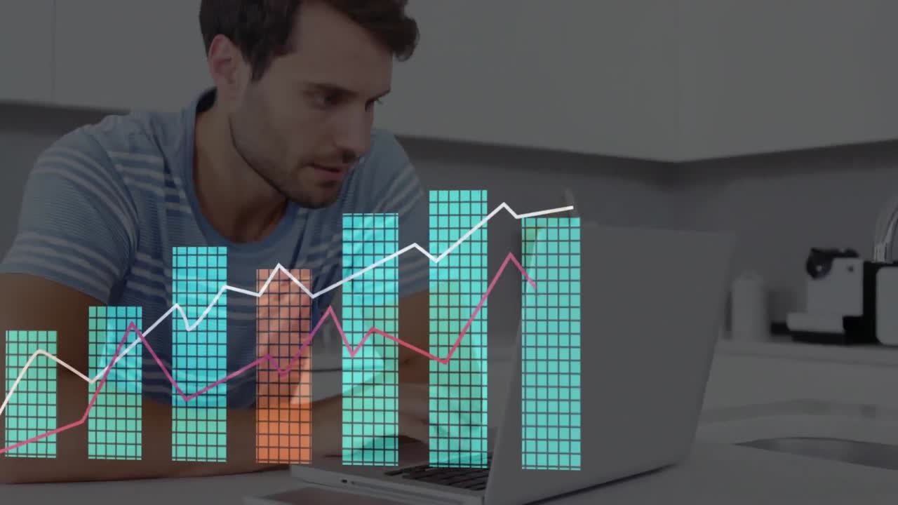animación de procesamiento de datos estadísticos contra un hombre caucásico estresado usando una computadora portátil en casa.
