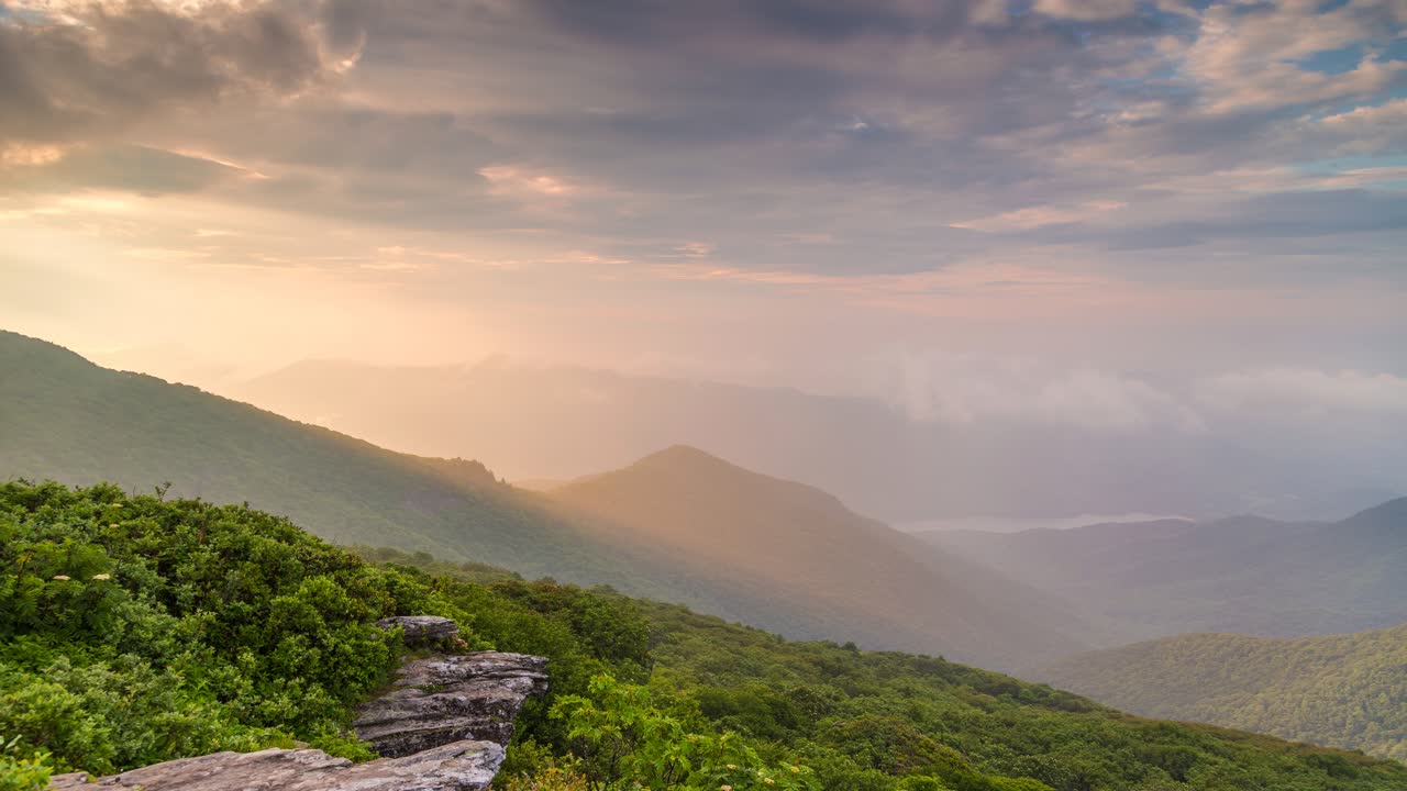 애슈빌 노스 캐롤라이나의 블루 릿지 산맥 위로 구름의 시간 경과