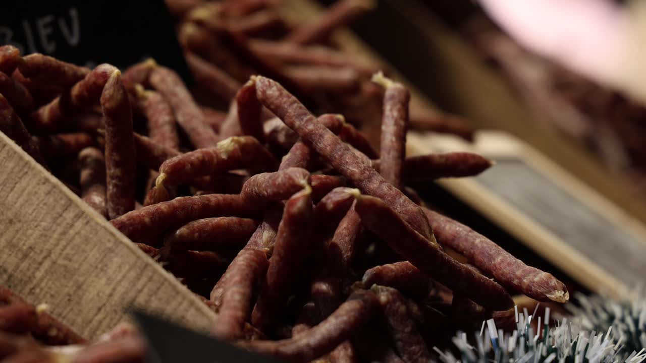Salsiccine in un mercato alimentare, dettaglio ravvicinato.