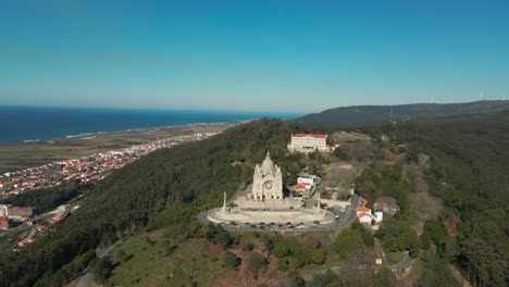 Ein-Flug-Aus-Der-Luft-Zeigt-Das-Heiligtum-Santa-Luzia-In-Viana-Do-Castelo,-Portugal