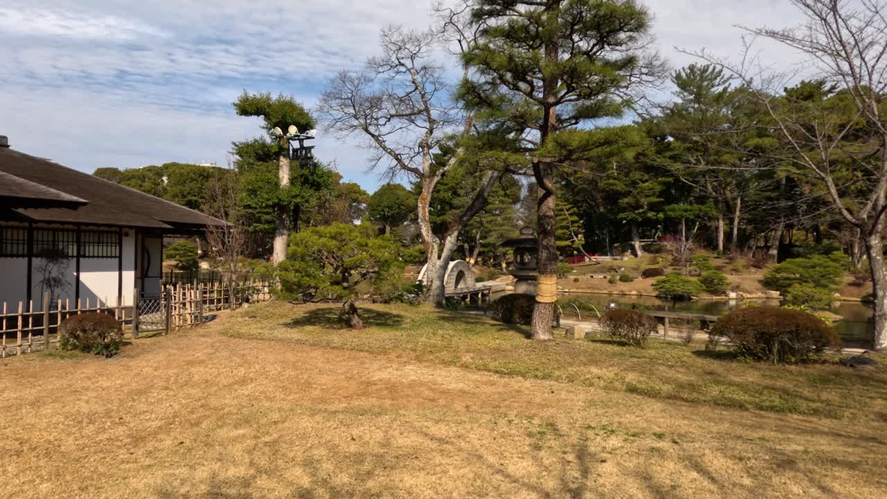 그림자와 빛이 변하는 집의 타임스.