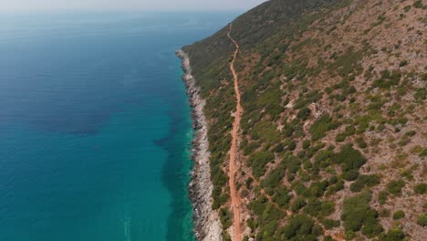 Wanderweg-Auf-Einem-Hügel-Neben-Dem-Wunderschönen-Blauen-Und-Türkisfarbenen-Meer