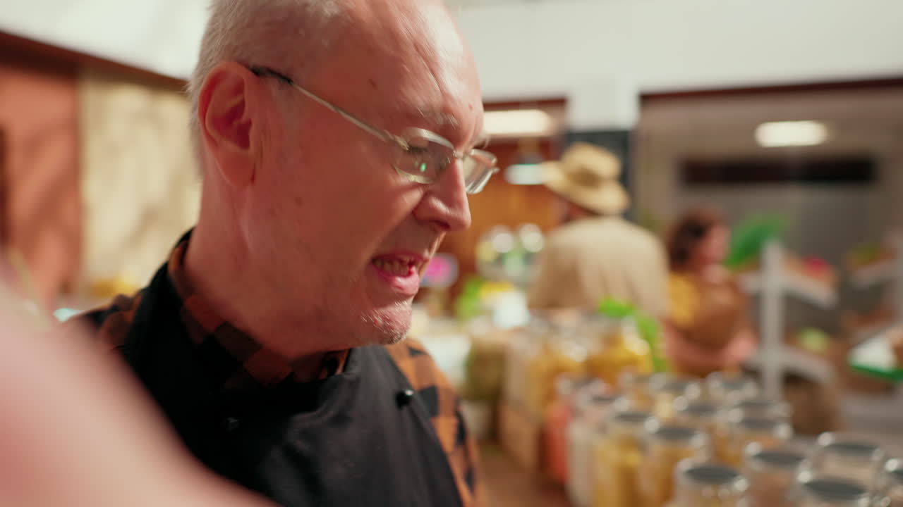 유기농 가게 소유자 는 유기농 식품 을 홍보 한다