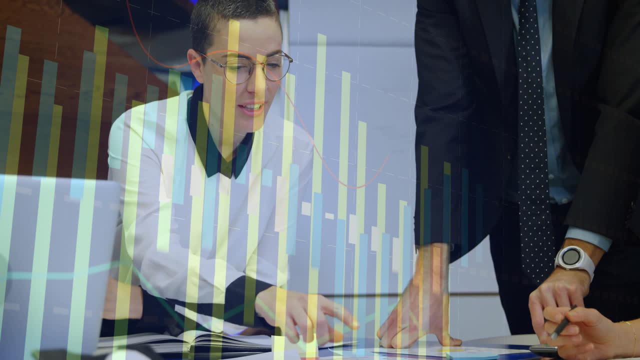 análisis de documentos con animación de datos financieros, personas de negocios en la oficina procesamiento de información