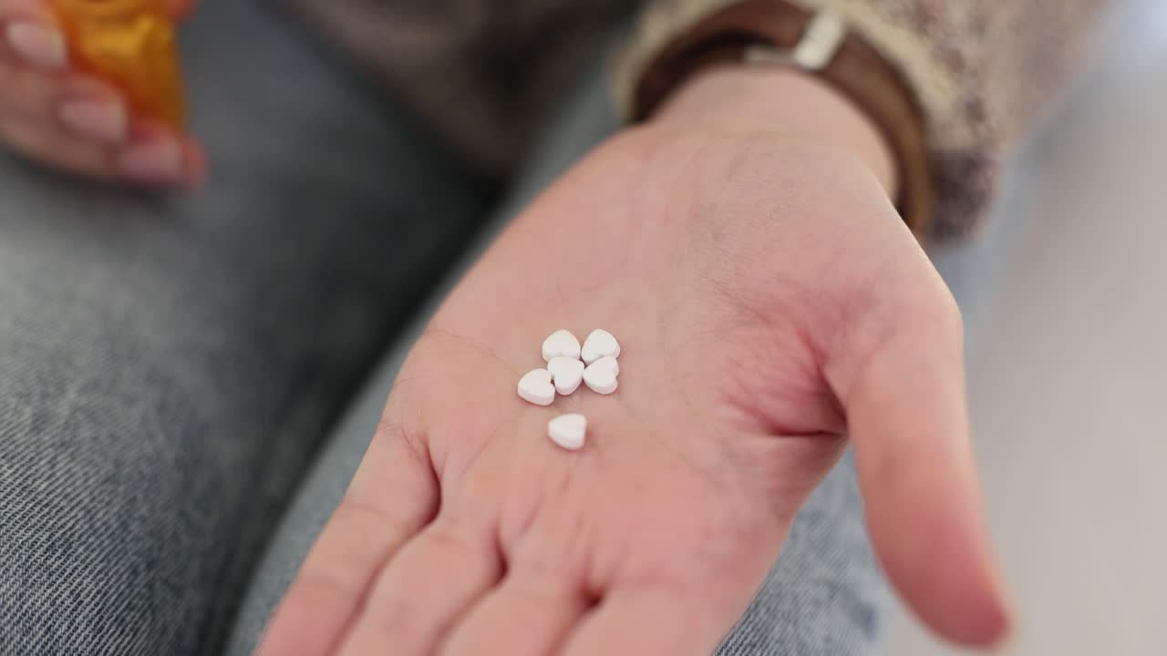 Las píldoras en la mano