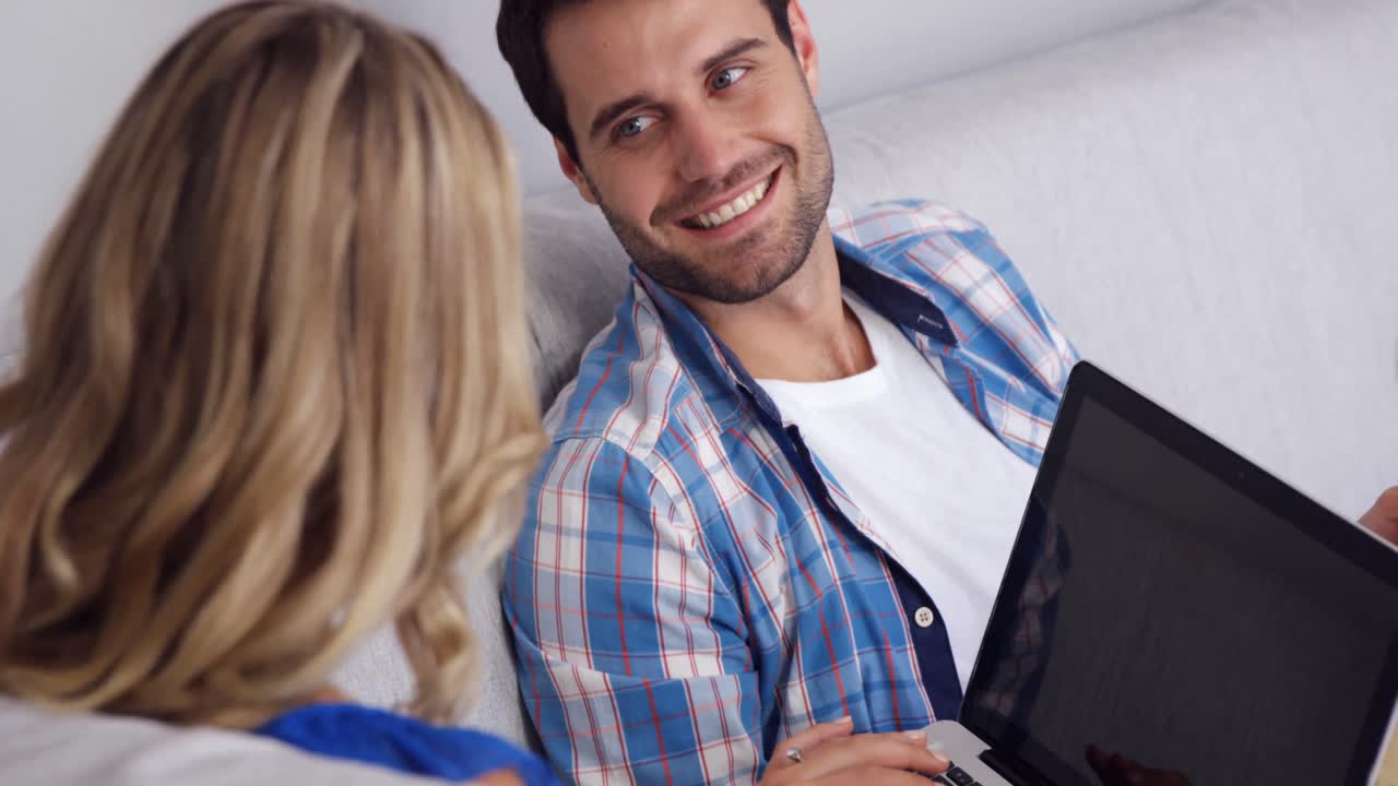 pareja linda usando dispositivos digitales