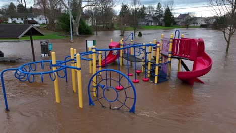 el patio de recreo inundado de agua marrón turbia después de un desastre natural