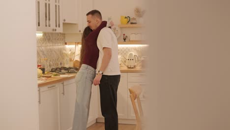 una pareja enamorada está pasando tiempo en casa.