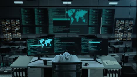 programador de turno de noche en la sala de servidores