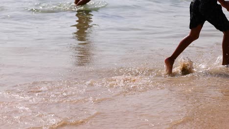 un niño corre alegremente a lo largo de la costa