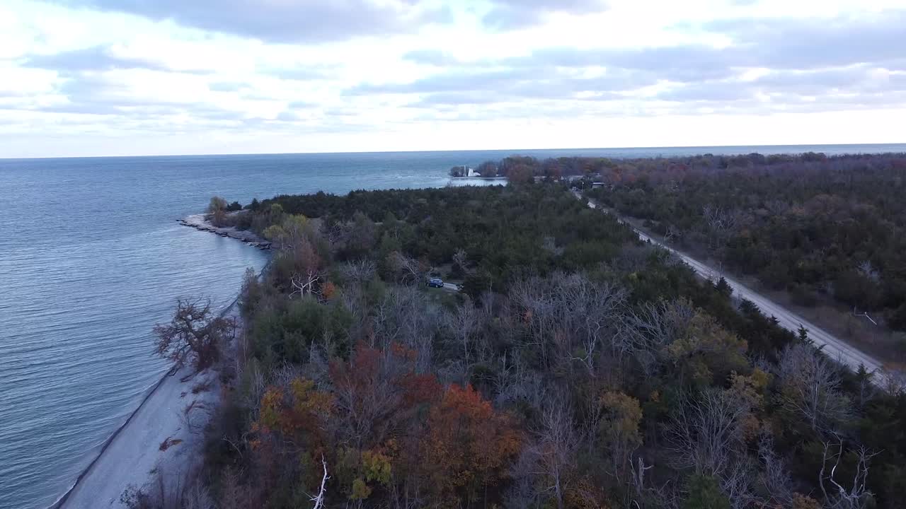 antena sobre un lago empujando hacia la línea de la costa durante el día
