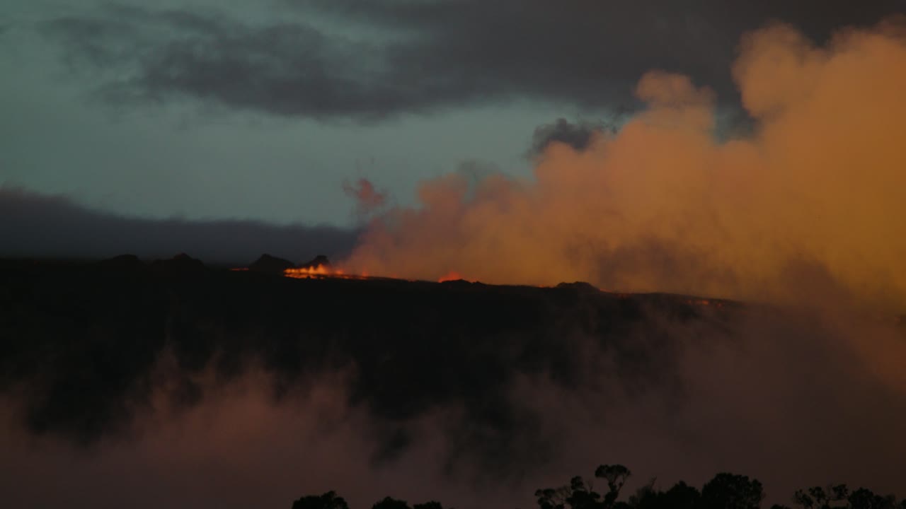 mauna loa en erupción en la isla de hawaii el 28 de noviembre de 2022