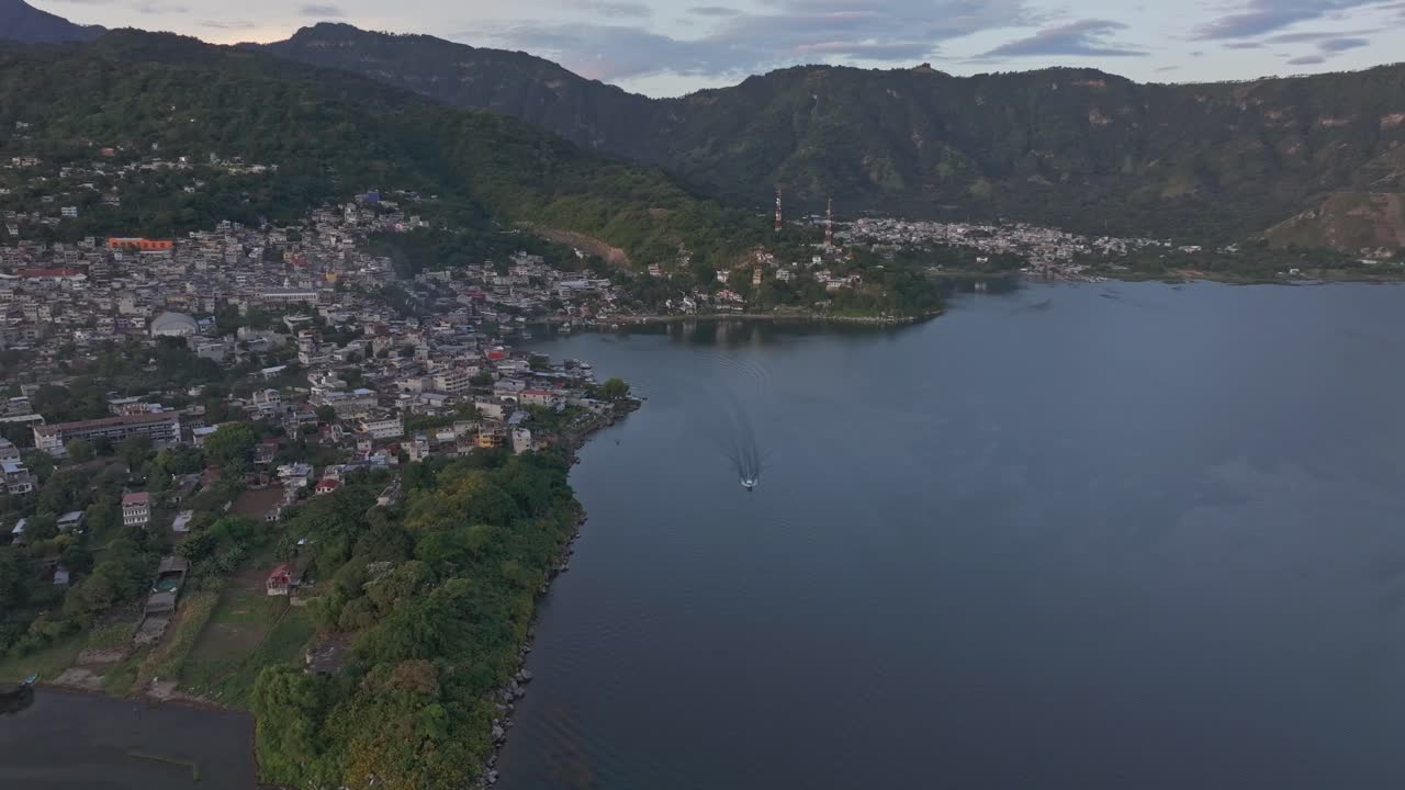 Veduta aerea di un'alba spettacolare a San Pedro La Laguna, Guatemala, che cattura i colori vivaci del paesaggio