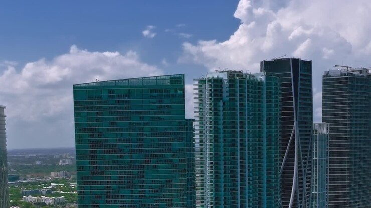 Vista do horizonte de Miami com edifícios altos e nuvens no céu