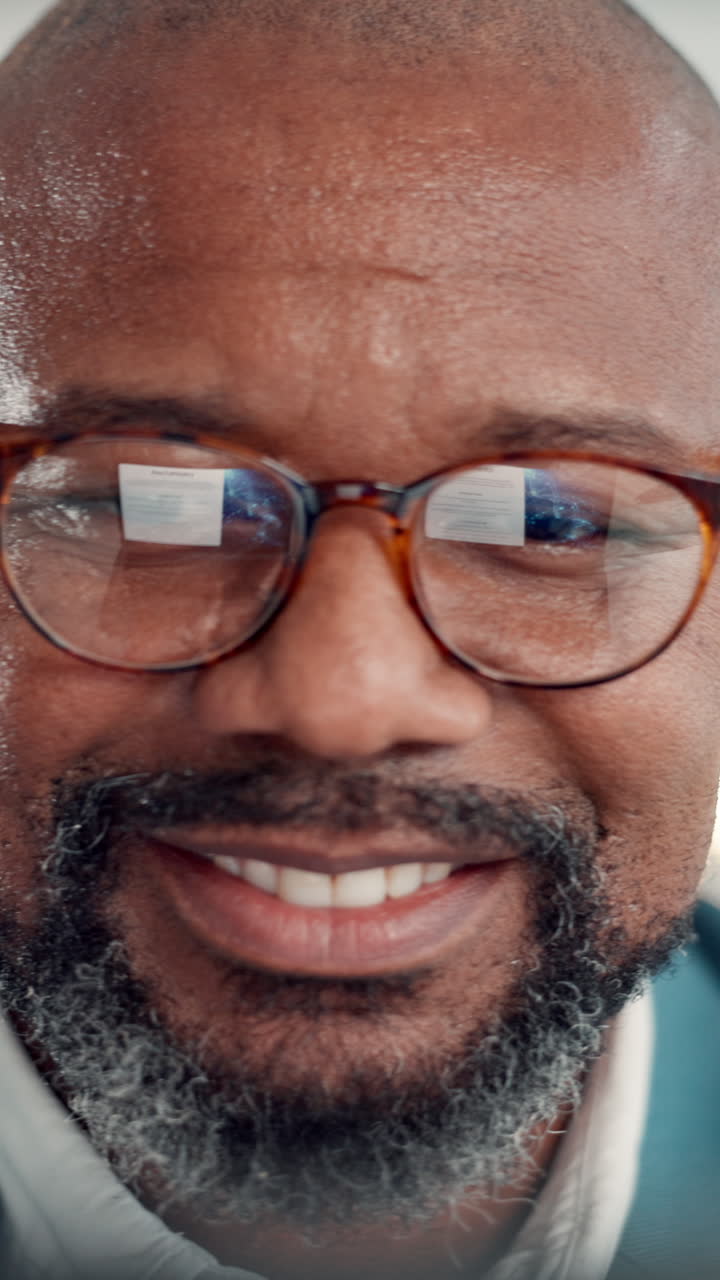 Primo piano di un uomo d'affari afroamericano sorridente che indossa gli occhiali
