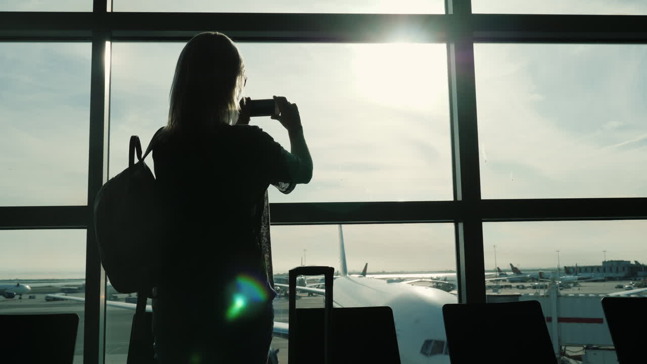 공항 터미널에서 사진을 찍는 관광객