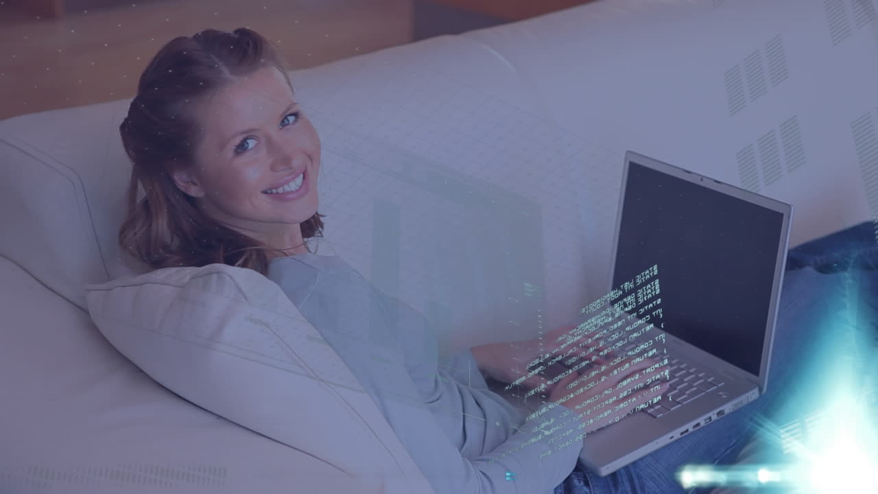 animación de la interfaz con procesamiento de datos sobre feliz mujer caucásica usando una computadora portátil en el sofá