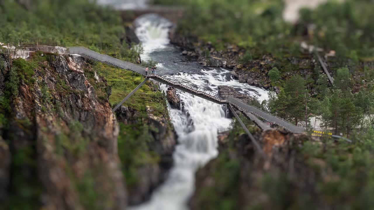 Una vista aerea del ponte di nuova costruzione sopra la magnifica cascata Voringsfossen nel parco nazionale Hardangervidda, Norvegia