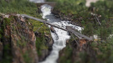 Una-Vista-Aérea-Del-Puente-Recién-Construido-Sobre-La-Magnífica-Cascada-Voringsfossen-En-El-Parque-Nacional-Hardangervidda,-Noruega