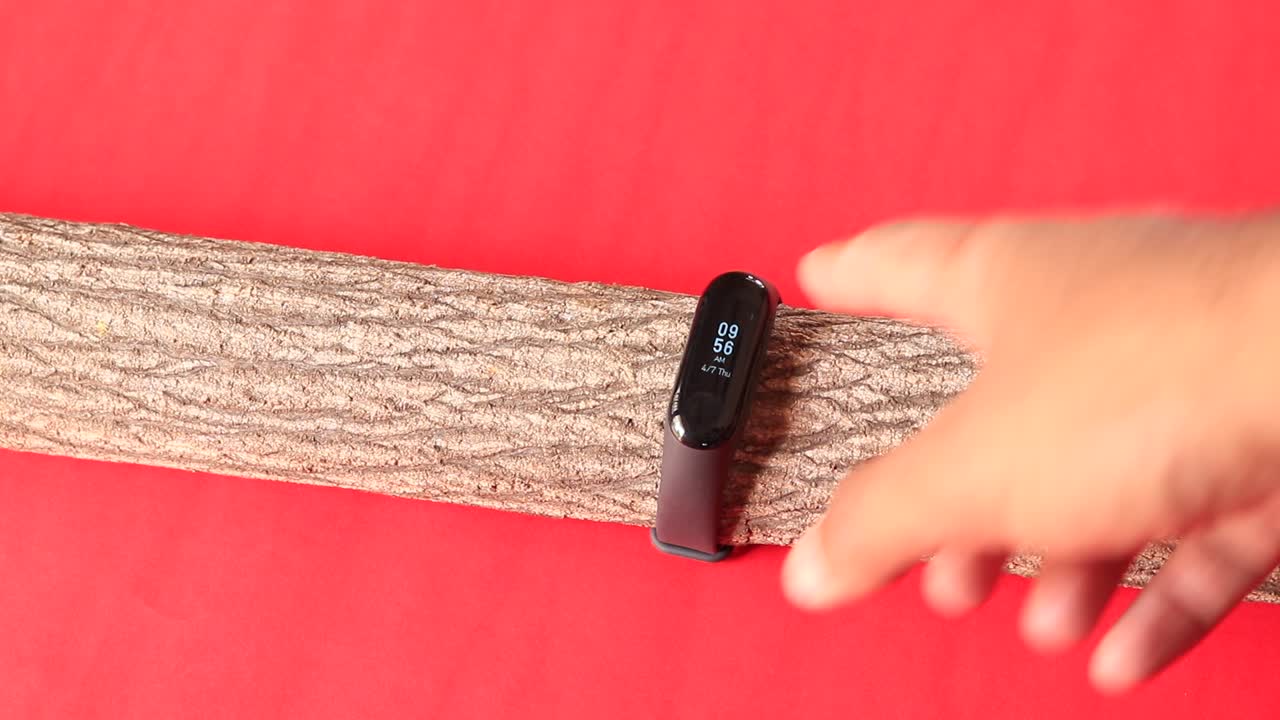 스마트 시계, 건강 시계, 빨간색 배경에 격리된 피트니스 트래커