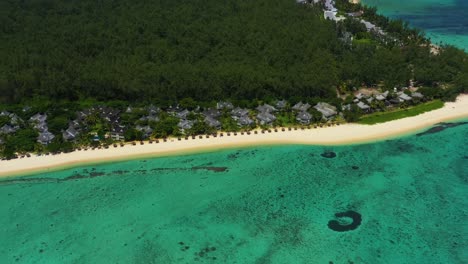 Blick-Von-Der-Höhe-Auf-Den-Schneeweißen-Strand-Von-Le-Morne-Auf-Der-Insel-Mauritius-Im-Indischen-Ozean