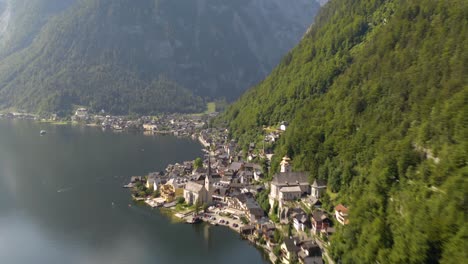 哈爾施塔特湖 (hallstatt lake) 和著名的山村 (mountain village) 上空的快速空中超速飛行