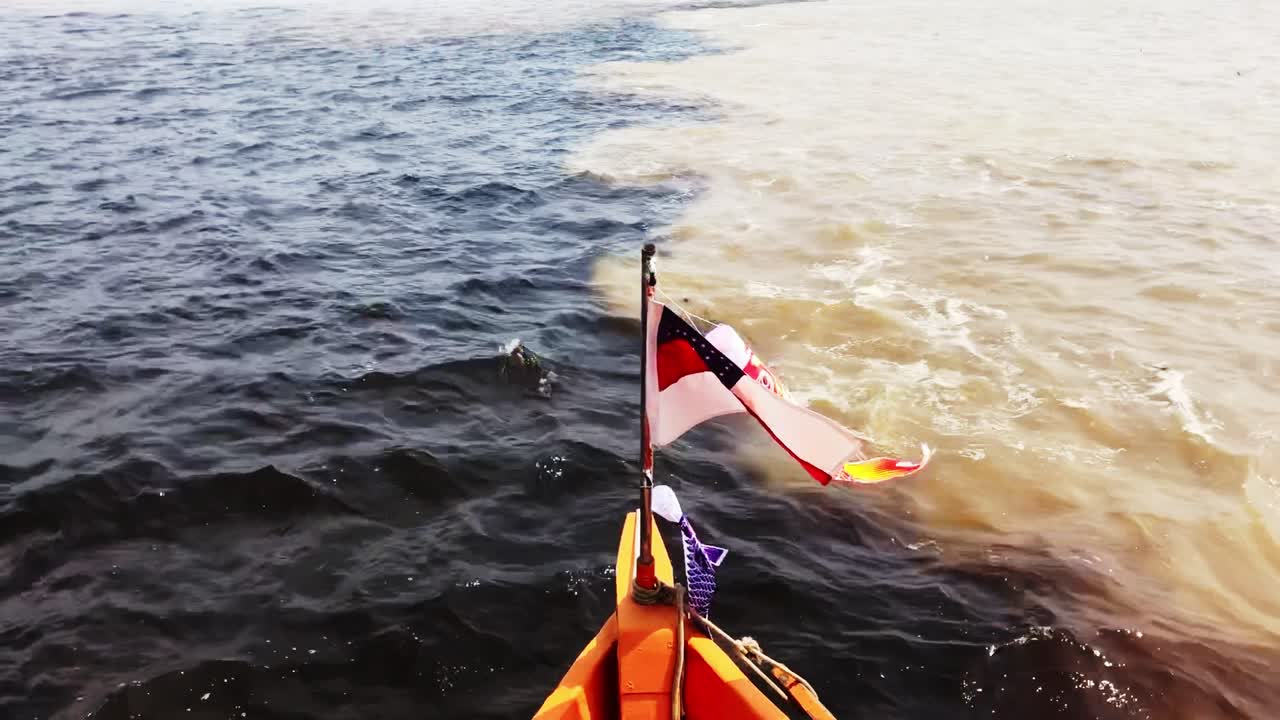 一艘小船在亞馬遜河和尼格羅河的合流處航行