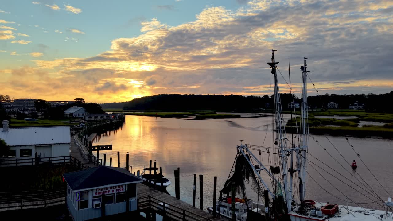 vista aérea de un barco camaronero en Calabash, Carolina del Norte