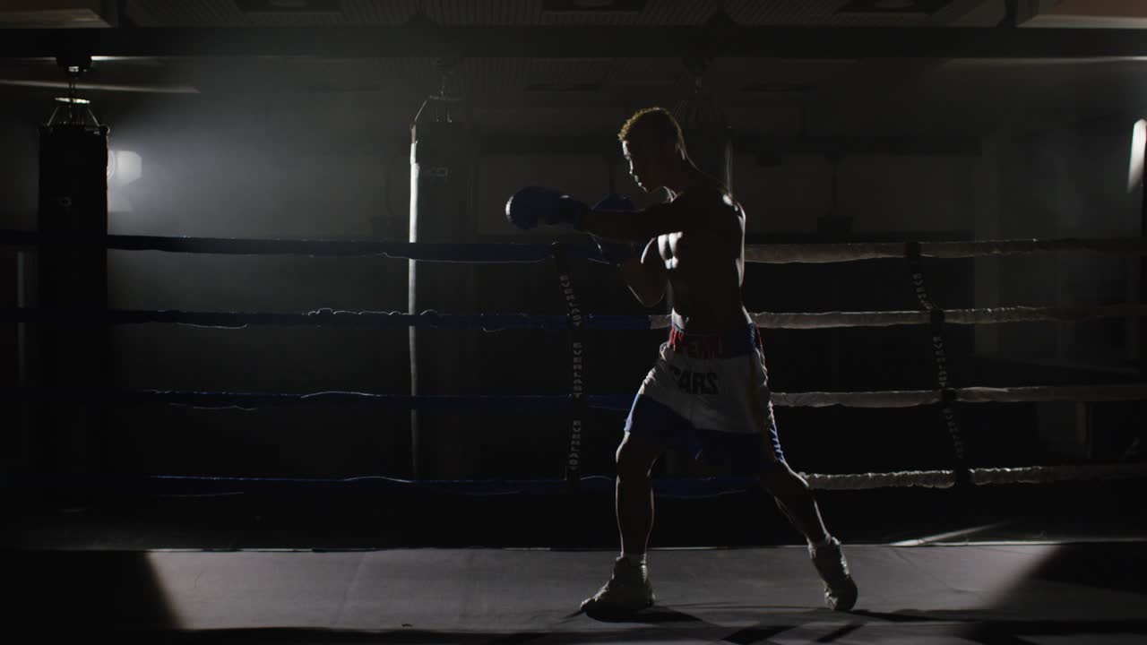 Pugile in allenamento sul ring