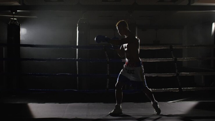 Pugile in allenamento sul ring