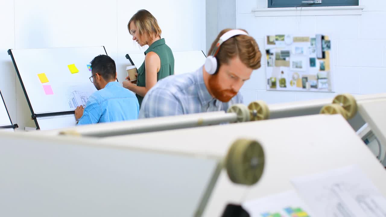 arquitecturas que trabajan en la mesa de redacción 4k