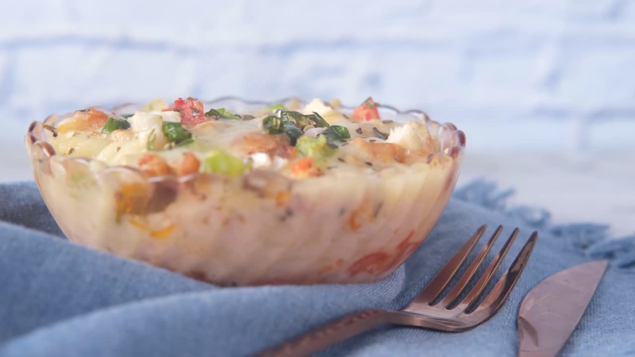 выпеченное блюдо из макарон в стеклянной чаше