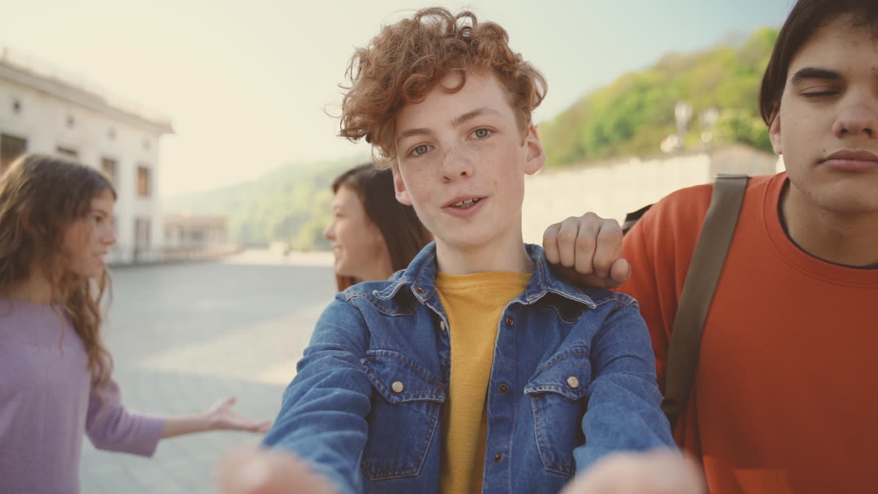 두 명의 소녀와 두 명의 소년이 있는 십대 그룹이 화상 통화를 합니다.