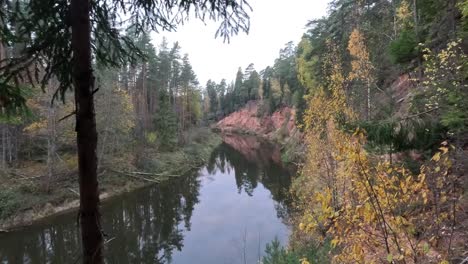 Nelku-Rote-Sandsteinfelsen-Am-Fluss-Salaca-Im-Naturpark-Skanaiskalns-In-Mazsalaca-In-Lettland,-Herbstzeit