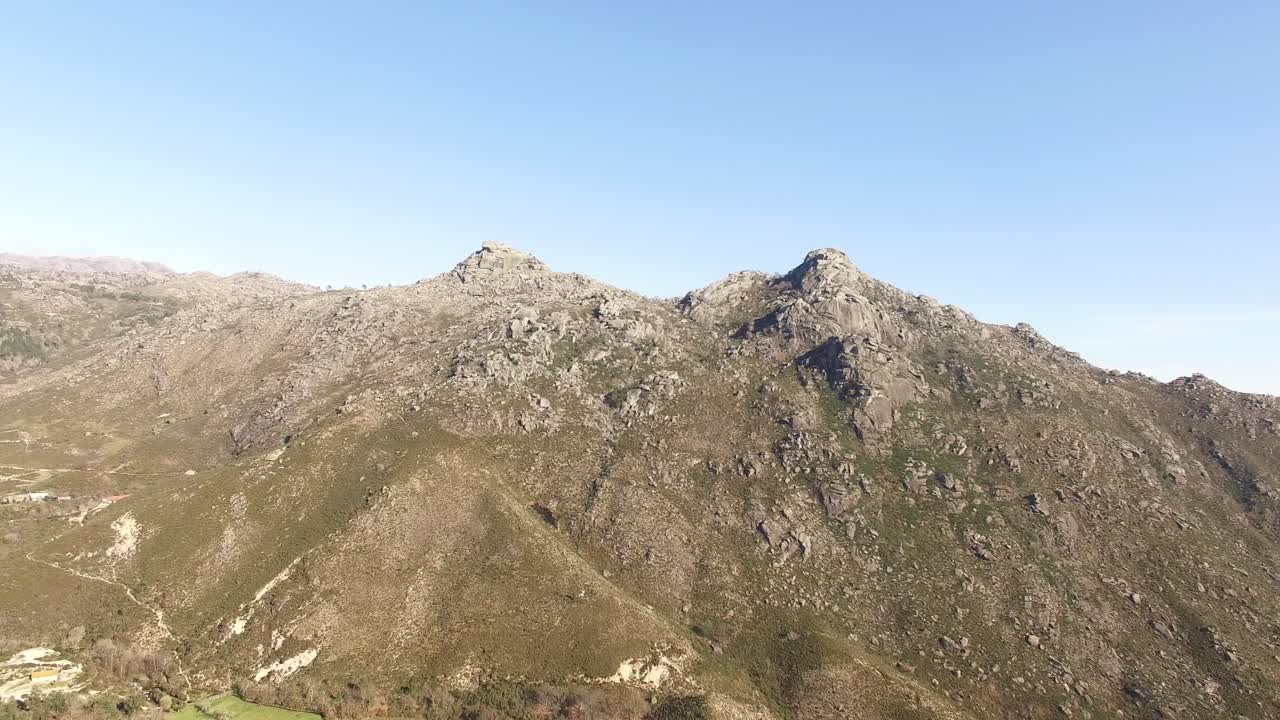 impresionante montaña. naturaleza paisaje vista aerea