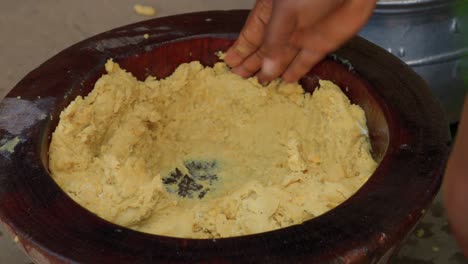 Primer-Plano-De-La-Comida-Fufu-Machacada-Que-Se-Encuentra-En-La-Cocina-De-África-Occidental,-Comida-Callejera-Tradicional-Cremosa-De-Color-Amarillo-De-África