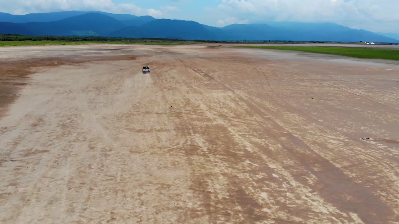 camioneta todoterreno en el dron del desierto