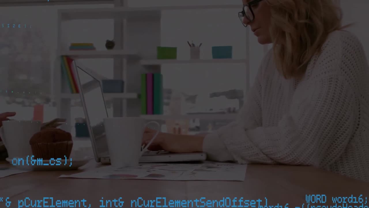 animación de lenguaje de computadora azul sobre mujer caucásica trabajando en una computadora portátil en la oficina