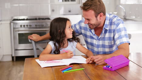 un padre está en admiración por su hija