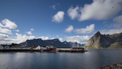 Blick-Auf-Das-Dorf-Der-Lofoten-00