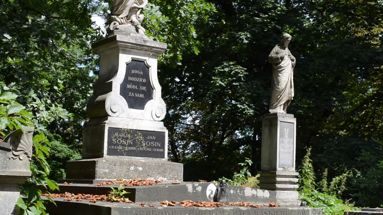 Bellissimo monumento. Leopoli, Ucraina. Cimitero di Lychakiv, il complesso storico e commemorativo (dal 1991) a Leopoli nel quartiere storico di Lychakiv, uno dei cimiteri più antichi dell'Ucraina.