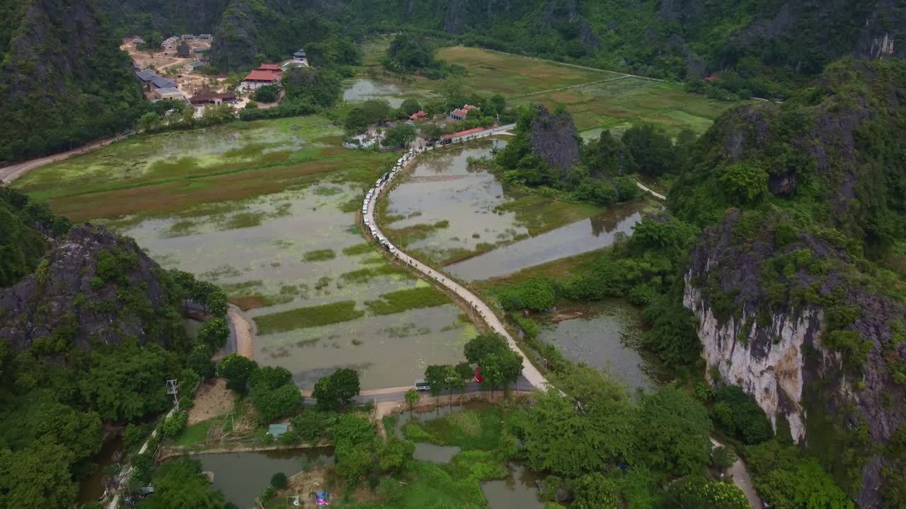 베트남 코크에 있는 타이 비 사원은 푸른 과 석회암 절벽 사이에 자리잡고 있다.