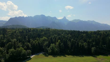 Toma-Aérea-De-Un-Bosque-Con-Montañas-Al-Fondo.