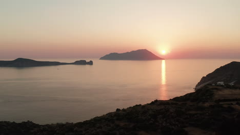 Idílico-Atardecer-De-Isla-Tropical-Sobre-El-Océano-Visto-Desde-Una-Perspectiva-Aérea