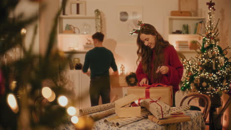 Mujer-Con-Caja-De-Regalo-Parada-Frente-A-Su-Novio.