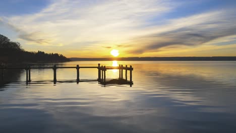 vuelo de drones sobre el lago ammersee cerca de munich al atardecer