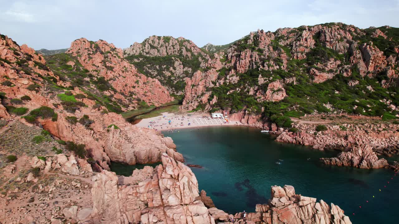 Veduta aerea della spiaggia di Li Cossi in una baia costiera rocciosa in Sardegna