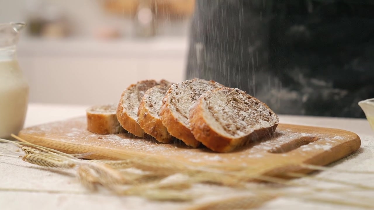 Rallentatore di farina che cade su pane a fette