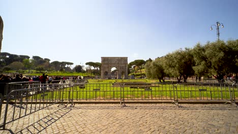 Triumphal-arch-in-Rome,-Italy
