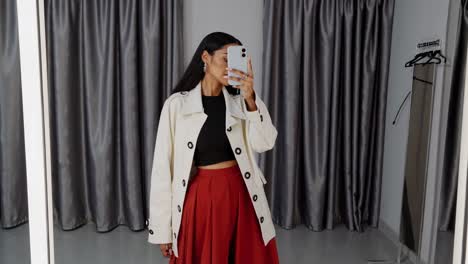 mujer probando ropa en el camerino